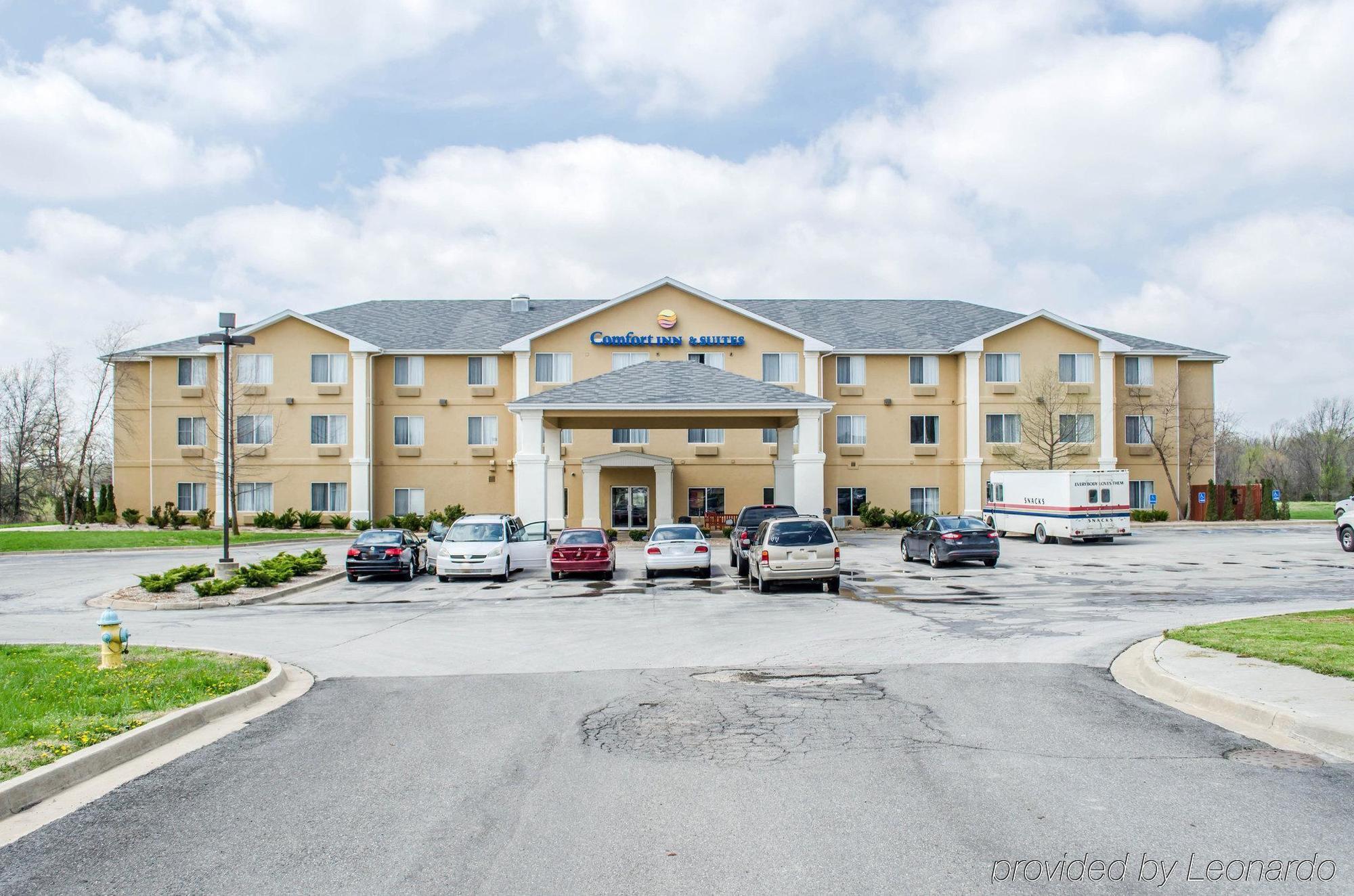 Comfort Inn & Suites Pittsburg Exterior photo