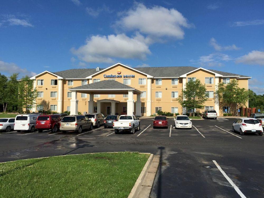 Comfort Inn & Suites Pittsburg Exterior photo